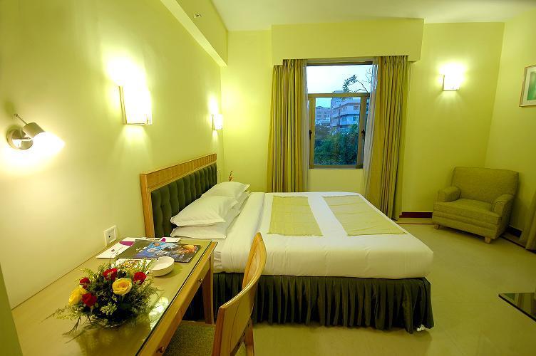 The Senator Hotel Kolkata Exterior photo